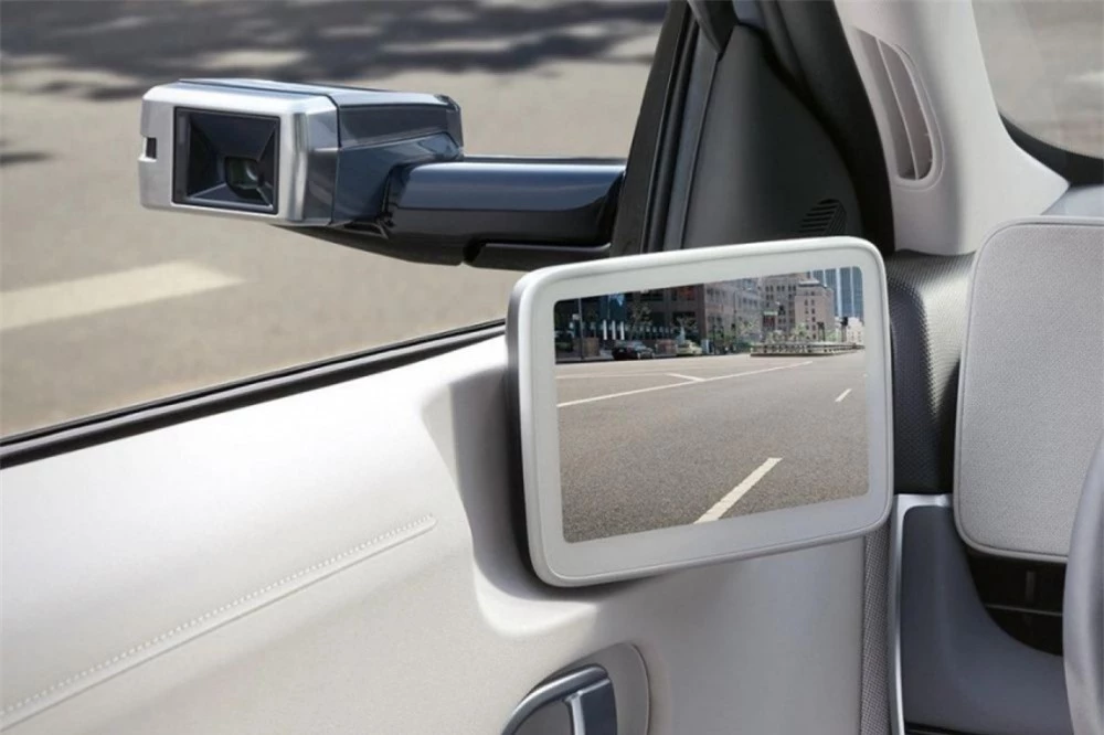 Hình ảnh thu từ camera kỹ thuật số sẽ được hiển thị qua 2 màn hình nhỏ nằm gần cột A của Hyundai Ioniq 5 2023