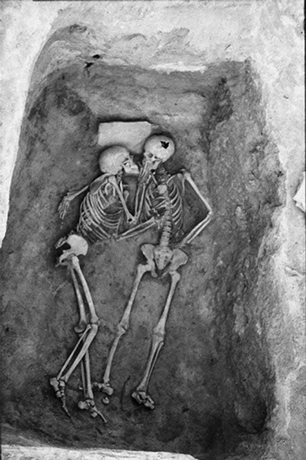 Phát hiện bộ đôi xác ướp ôm nhau 2.800 năm trong mộ cổ, nghiên cứu hài cốt hé lộ câu chuyện bất ngờ về tình yêu của người xưa - Ảnh 1.