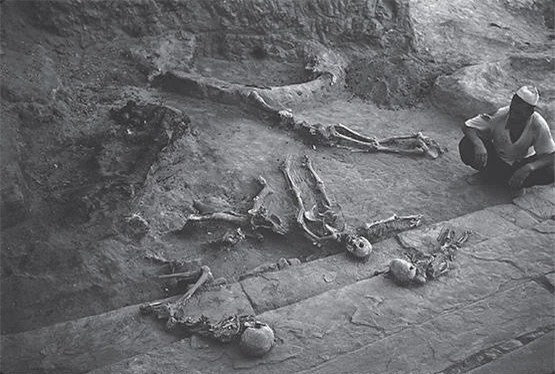 Phát hiện bộ đôi xác ướp ôm nhau 2.800 năm trong mộ cổ, nghiên cứu hài cốt hé lộ câu chuyện bất ngờ về tình yêu của người xưa - Ảnh 2.