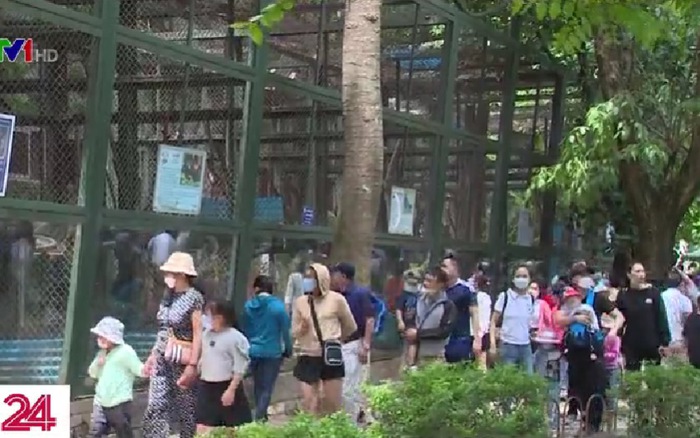 Các khu vui chơi tại Hà Nội quá tải trong dịp lễ