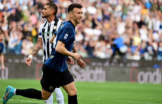 Lautaro Martinez và Perisic giúp Inter tiếp tục bám đuổi Milan trên BXH Serie A