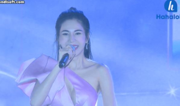 Thủy Tiên dầm mưa hát ở Huế, nghẹn ngào chia sẻ: "Cứ nghĩ khán giả sẽ thưa thớt..."