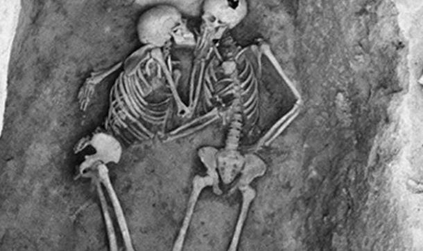 Phát hiện bộ đôi xác ướp ôm nhau 2.800 năm trong mộ cổ, nghiên cứu hài cốt hé lộ câu chuyện bất ngờ về tình yêu của người xưa