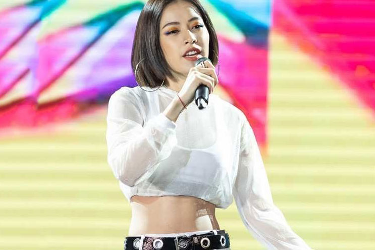 Mùa hè đã tới, bạn gái diện ngay áo croptop khoe vòng eo 0% mỡ thừa như Chi Pu