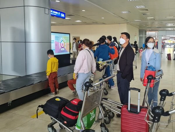 Ngày nghỉ cuối cùng của lễ 30/4 và 1/5, sân bay Tân Sơn Nhất có lượng khách đến đông đúc.