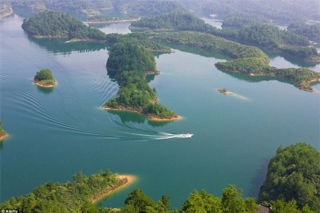 Khám phá Atlantis Phương Đông: Thành phố cổ nằm sâu dưới lòng hồ, có niên đại 1300 năm và kiến trúc kì vĩ khiến nhiều người phải nổi da gà - Ảnh 1.