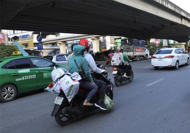 Người dân ùn ùn quay trở lại Hà Nội dù chưa kết thúc kỳ nghỉ lễ 30/4-1/5 - Ảnh 1.
