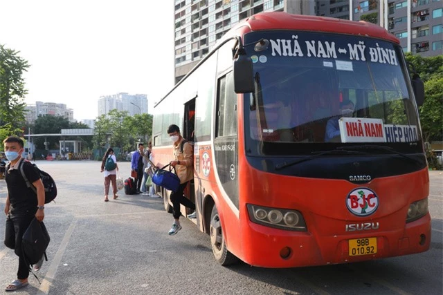 Người dân ùn ùn quay trở lại Hà Nội dù chưa kết thúc kỳ nghỉ lễ 30/4-1/5 - Ảnh 3.