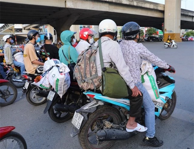 Người dân ùn ùn quay trở lại Hà Nội dù chưa kết thúc kỳ nghỉ lễ 30/4-1/5 - Ảnh 5.