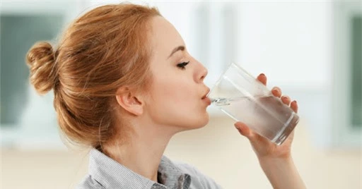 Tại sao uống nước có thể giảm cân?
