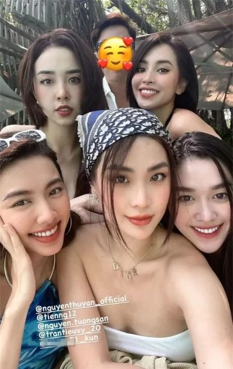 Thùy Tiên và hội bạn thân Hoa hậu đọ dáng 'mlem mlem' với bikini