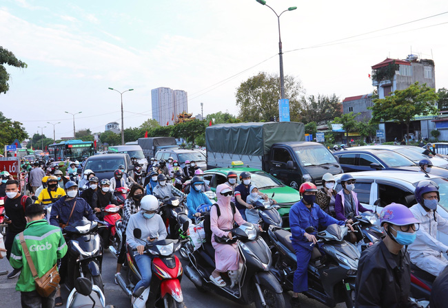 Người dân ùn ùn quay trở lại Hà Nội dù chưa kết thúc kỳ nghỉ lễ 30/4-1/5