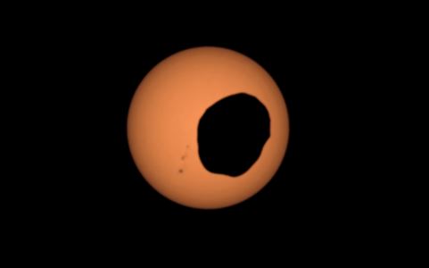 NASA tung ảnh độc về "mặt trăng xoáy" sắp đâm hành tinh mẹ