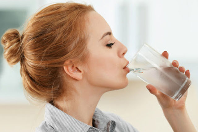 Tại sao uống nước có thể giảm cân?