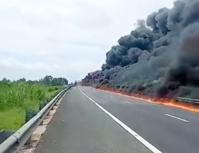 Xe tải bốc cháy trên cao tốc TP Hồ Chí Minh - Trung Lương