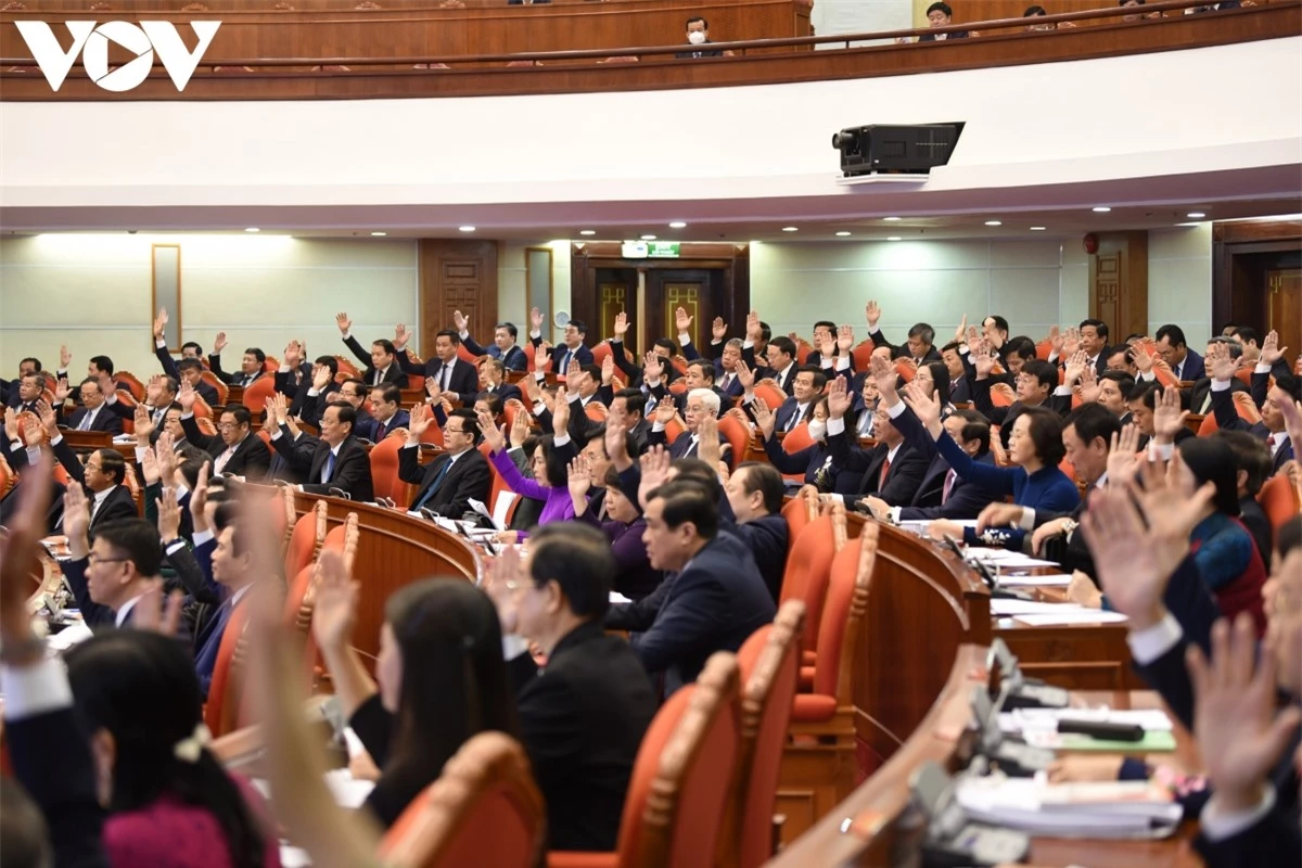 Các đại biểu - Ủy viên Ban Chấp hành Trung ương Đảng khóa XIII giơ tay biểu quyết. 100% đại biểu đồng ý vớichương trình làm việc tại Hội nghị Trung ương 5, khoá XIII.