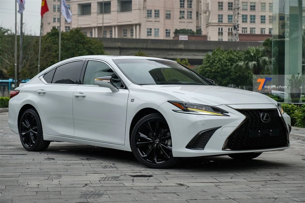 Lexus ES 250 F SPORT 2022.