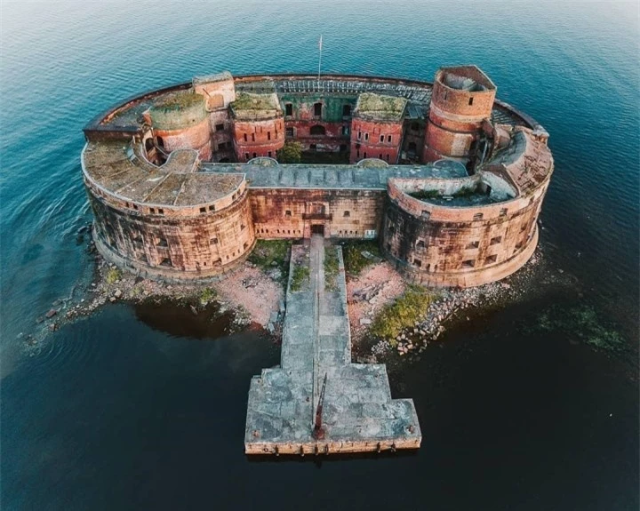 Pháo đài cổ nổi lên giữa mặt biển ở Nga cùng lịch sử bí ẩn thu hút du khách - 1