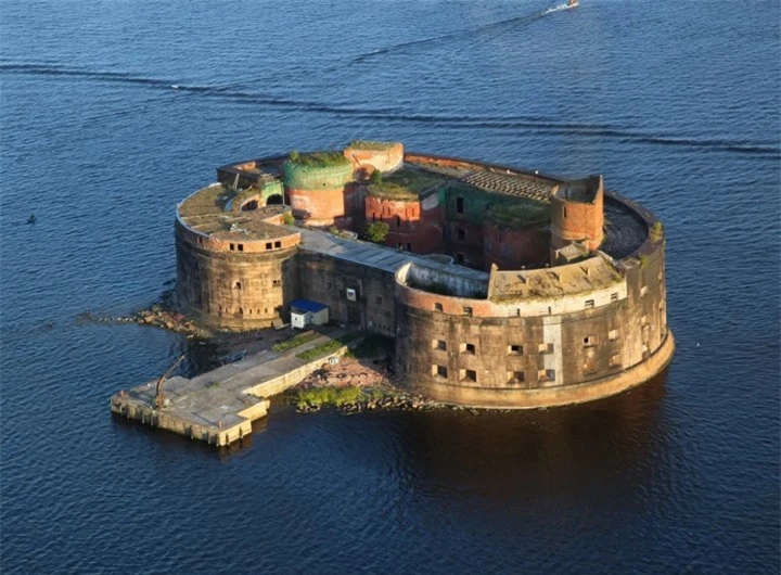Pháo đài cổ nổi lên giữa mặt biển ở Nga cùng lịch sử bí ẩn thu hút du khách - 2