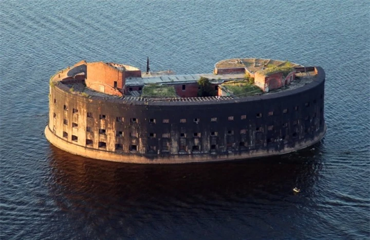 Pháo đài cổ nổi lên giữa mặt biển ở Nga cùng lịch sử bí ẩn thu hút du khách - 3