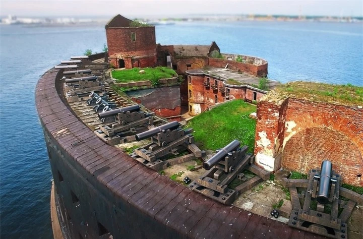 Pháo đài cổ nổi lên giữa mặt biển ở Nga cùng lịch sử bí ẩn thu hút du khách - 5