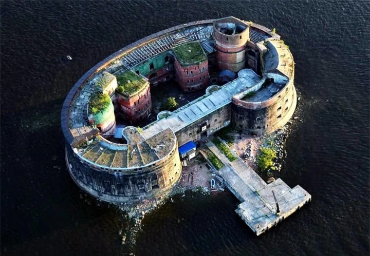 Pháo đài cổ nổi lên giữa mặt biển ở Nga cùng lịch sử bí ẩn thu hút du khách - 9
