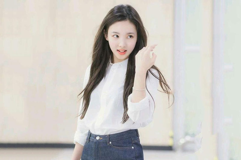 10 cách diện sơ mi đơn giản mà sành điệu của dàn mỹ nhân Hàn khi hè đến