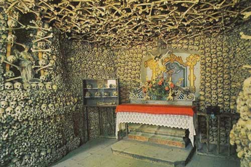 Kinh ngạc nhà nguyện ở Ba Lan được trang trí toàn bộ bằng hài cốt người