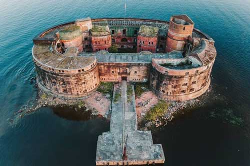 Pháo đài cổ nổi lên giữa mặt biển ở Nga cùng lịch sử bí ẩn thu hút du khách