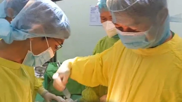 Các bác sĩ thực hiện ca phẫu thuật gắp dị vật là đoạn kim loại đâm xuyên tim cứu nạn nhân.