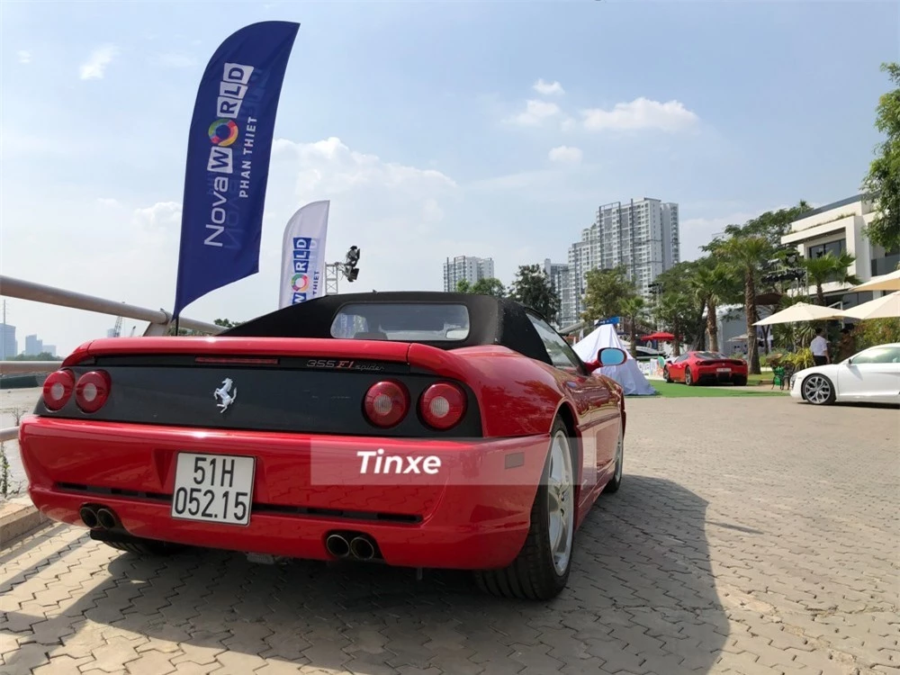 Cặp đôi siêu xe độc nhất Việt Nam là Ferrari F355 Spider và phía xa xe màu đỏ chính là Ferrari 458 Speciale từng của ông Đặng Lê Nguyên Vũ