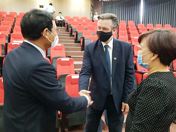 Phó Chủ tịch Thường trực UBND TP Đà Nẵng Hồ Kỳ Minh (bìa trái) gặp gỡ, trao đổi với ông Chris Vanloon, Tổng Giám đốc Trung tâm Thương mại Riverside Tower Chủ tịch Hiệp hội Thương mại Hoa Kỳ - Chi hội Đà Nẵng Phó Chủ tịch Thường trực UBND TP Đà Nẵng Hồ Kỳ Minh (bìa trái) gặp gỡ, trao đổi với ông Chris Vanloon, Tổng Giám đốc Trung tâm Thương mại Riverside Tower Chủ tịch Hiệp hội Thương mại Hoa Kỳ - Chi hội Đà Nẵng
