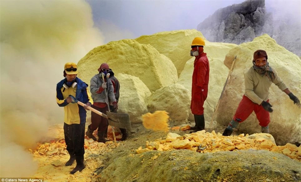 Hàng trăm công nhân mạo hiểm mạng sống để lấy vàng chảy ra từ núi lửa: Vì sao? - Ảnh 3. Hàng trăm công nhân mạo hiểm mạng sống để lấy vàng chảy ra từ núi lửa: Vì sao? - Ảnh 3.