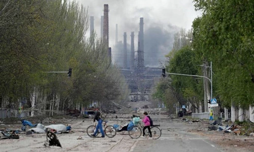 Quang cảnh đổ nát phía trước nhà máy thép Azovstal, thành phố Mariupol hôm 2/5. Ảnh: Reuters.