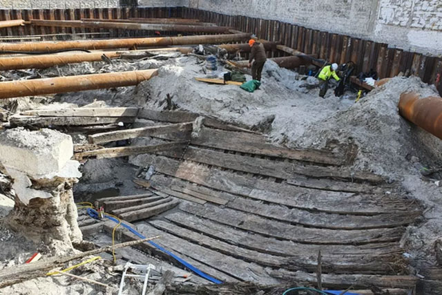 Tàu ma 700 tuổi bất ngờ "xuyên không", hiện ra giữa thành phố