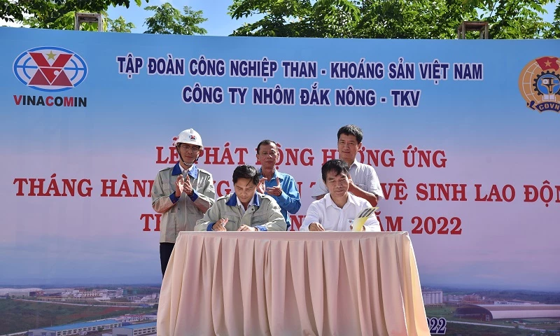 đại diện cho người lao động đồng ý thông qua và ký cam kết thi đua trong tháng công nhân, tháng hành động vì an toàn VSLĐ với lãnh đạo Công ty.