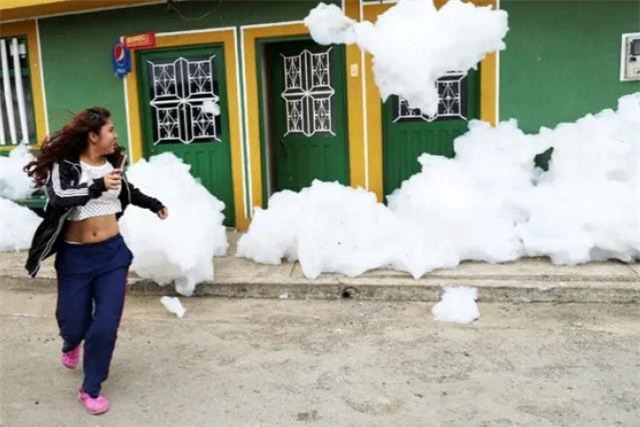 Bọt hôi thối tràn ngập thị trấn, người dân hốt hoảng bỏ chạy, quan chức cảnh báo 'nóng' ảnh 1