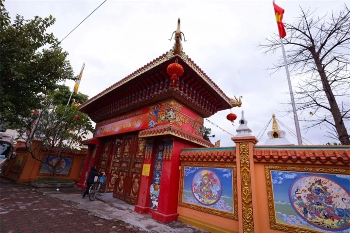 Ngôi chùa mang phong cách Bhutan giữa lòng Hà Nội rực rỡ với họa tiết sắc màu - 1