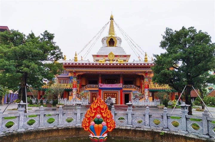 Ngôi chùa mang phong cách Bhutan giữa lòng Hà Nội rực rỡ với họa tiết sắc màu - 2