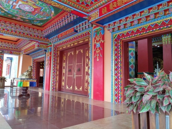 Ngôi chùa mang phong cách Bhutan giữa lòng Hà Nội rực rỡ với họa tiết sắc màu - 3