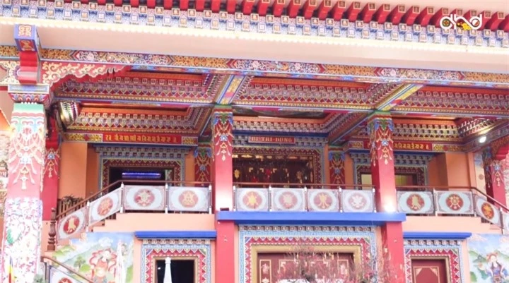 Ngôi chùa mang phong cách Bhutan giữa lòng Hà Nội rực rỡ với họa tiết sắc màu - 4