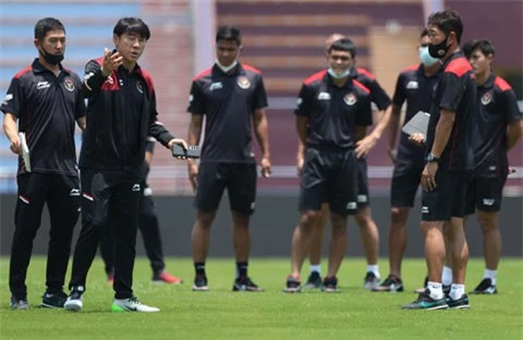HLV Shin Tae Yong (thứ 2 từ trái qua) hướng dẫn các cầu thủ U23 Indonesia trong buổi tập hôm qua Ảnh: ĐỨC CƯỜNG