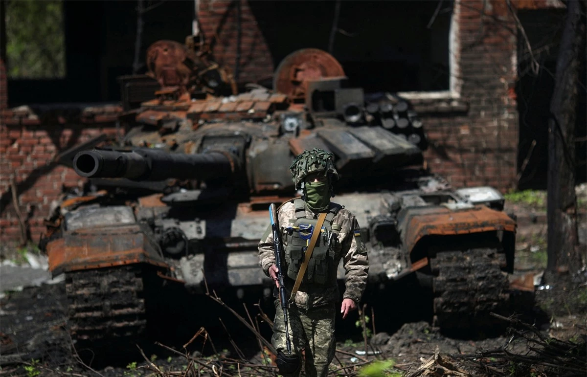 Một binh sỹ Ukraine ở làng Malaya Rohan, gần Kharkiv, ngày 5/5/2022. Ảnh: Reuters