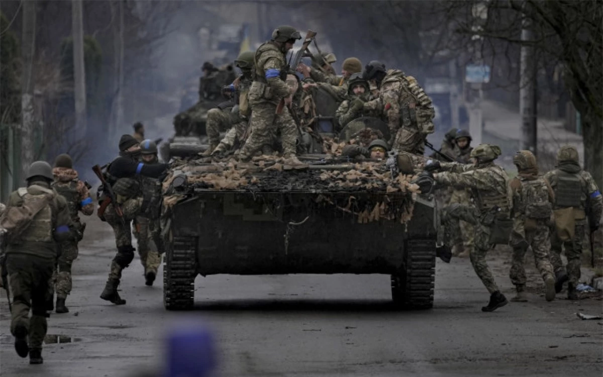 Binh sĩ Ukraine leo lên xe thiết giáp ở ngoại ô Kiev ngày 2/4. Ảnh: AP.