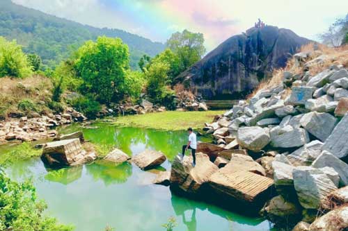 Đi núi Cấm nhưng mấy ai để ý điểm check-in cực chill với vách đá độc đáo này?