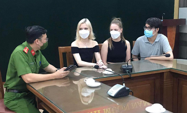 Hai nữ du khách Nga nhận lại tài sản bị cướp