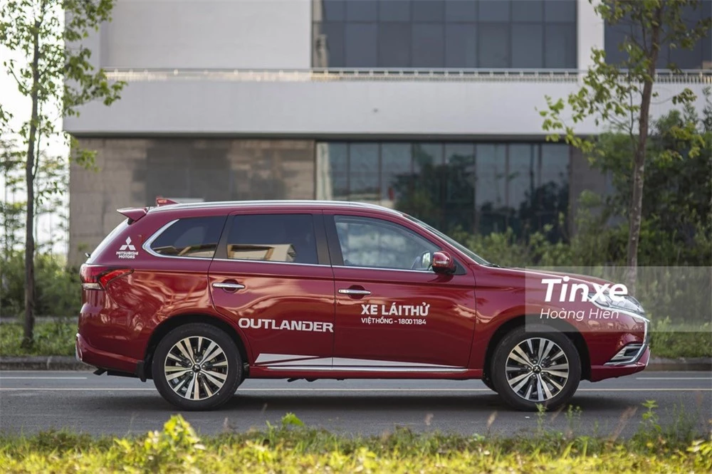 Mitsubishi Outlander là một lựa chọn thực dụng trong phân khúc crossover 5+2 tại Việt Nam.