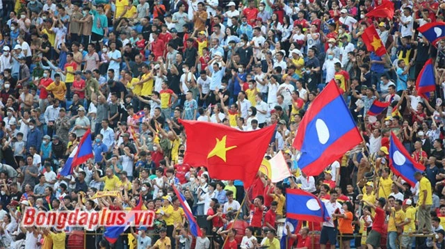 Khán giả Việt Nam cổ vũ nhiệt tình cho U23 Lào - Ảnh: Minh Tuấn