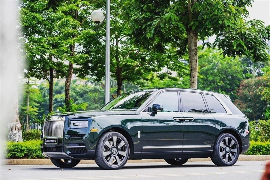 Rolls-Royce Cullinan với màu xanh lục bảo lại xuất hiện tại Việt Nam, nhanh chóng có đại gia chốt đơn