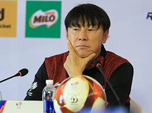 HLV Shin Tae Yong đổ lỗi trọng tài, tìm cớ trách U23 Việt Nam sau thua đậm